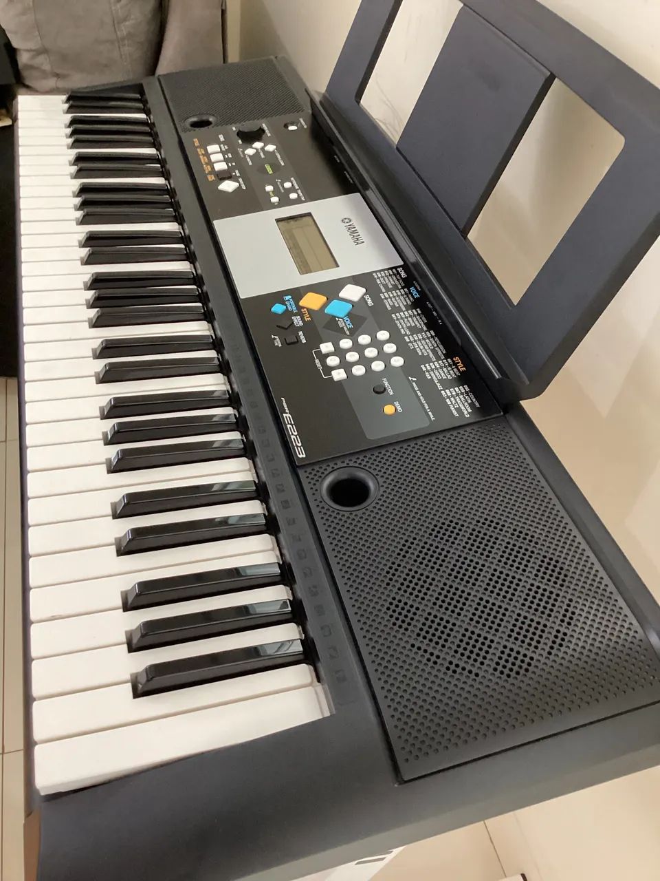 Teclado Yamaha PSR E223 + Brindes - Foto 2