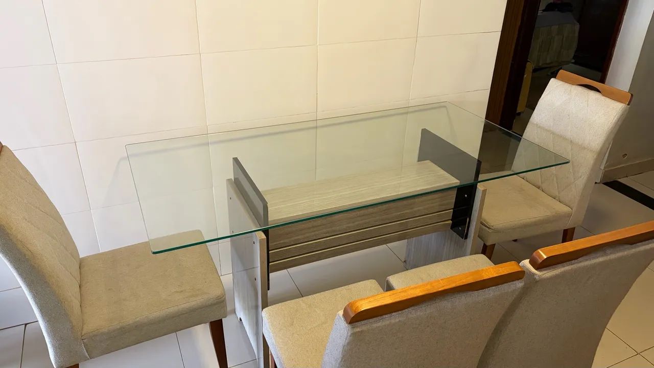 Mesa de vidro com cadeiras 