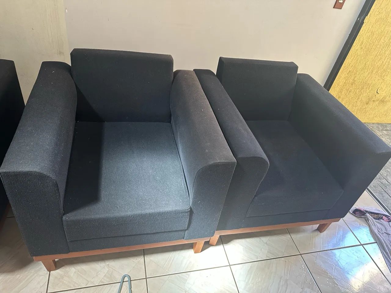 Sofá preto + 2 poltronas  - Foto 2