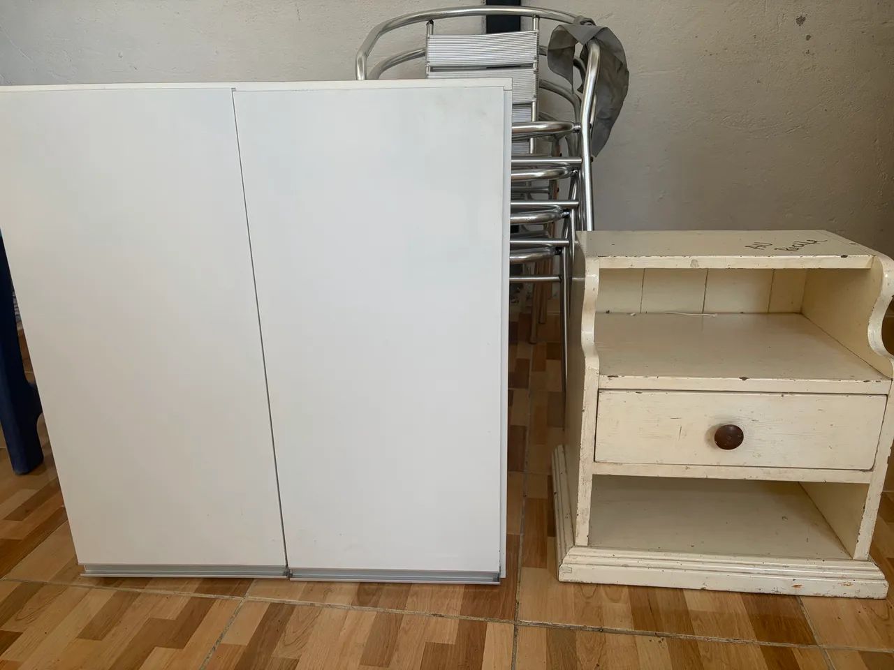 Escrivaninha e armarinho 