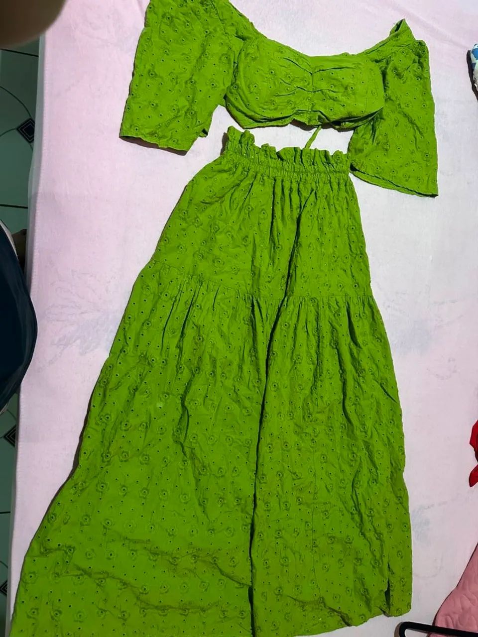 Conjunto verde com detalhes floral ?