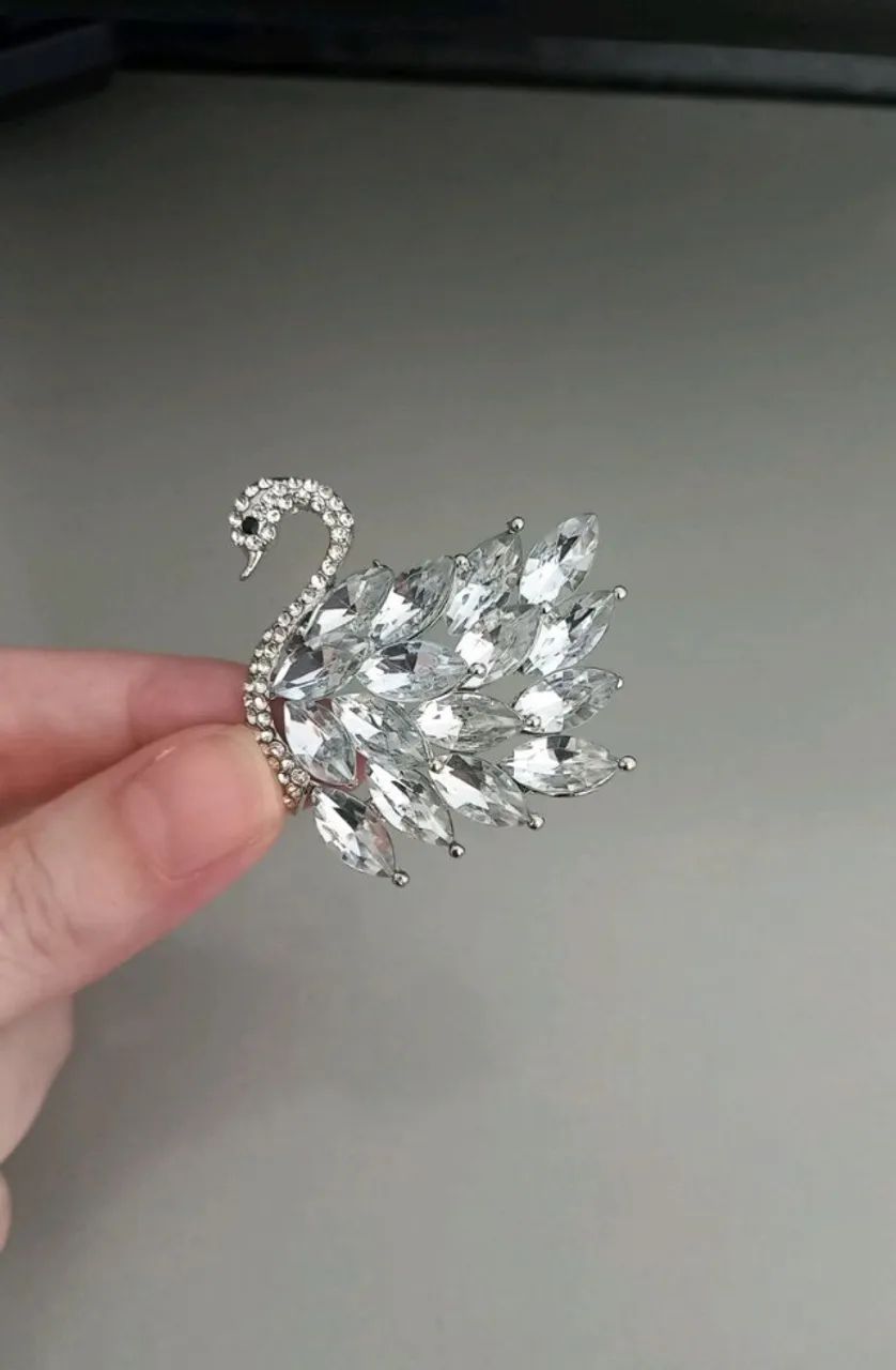 Broche de Cisne Pedraria Transparente (novo) - Foto 3