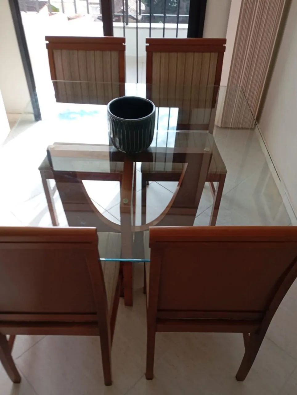 Mesa de vidro com cadeiras p/4 pessoas - Foto 2