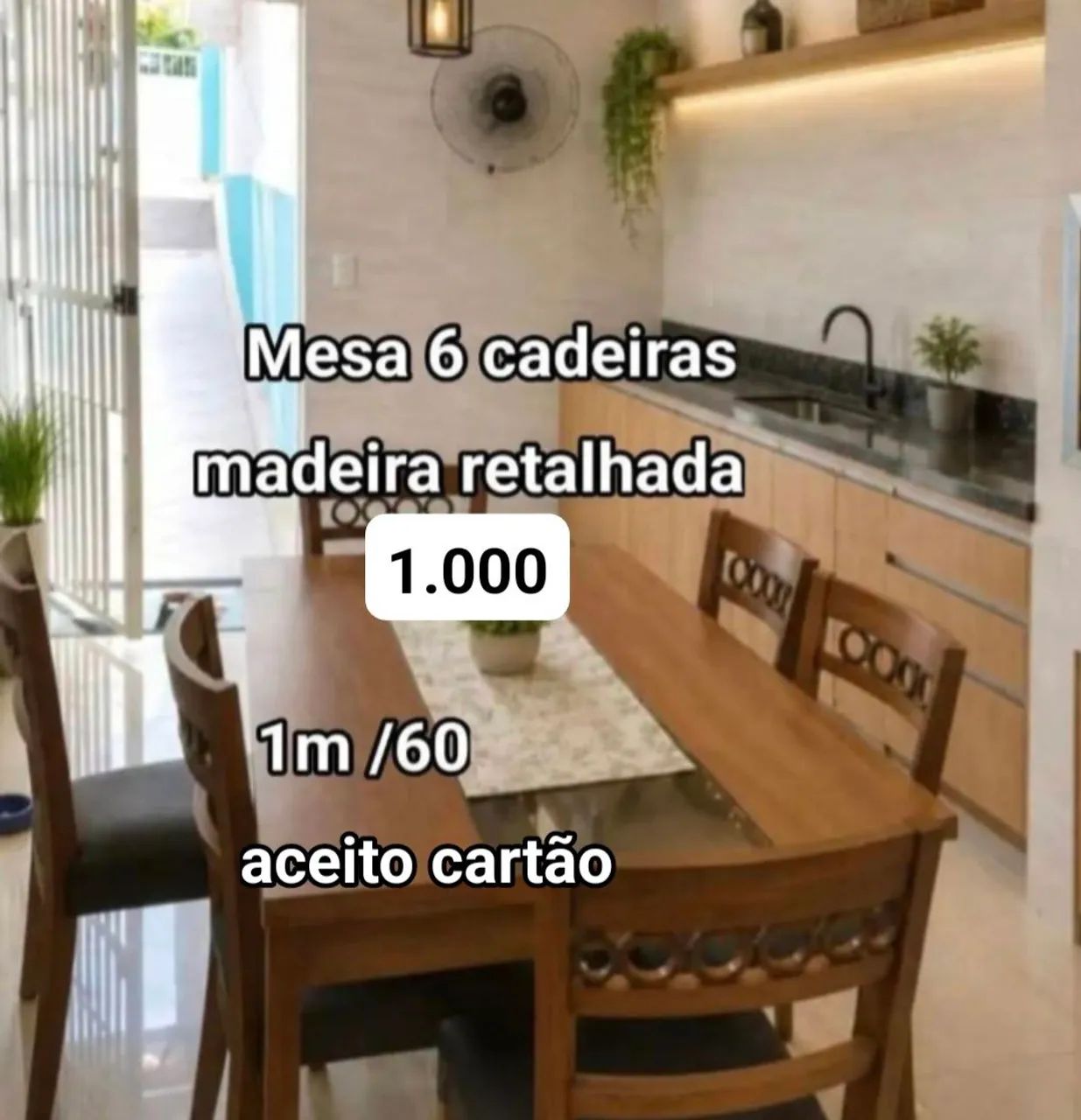 Mesa de madeira retalhada com 6 cadeiras
