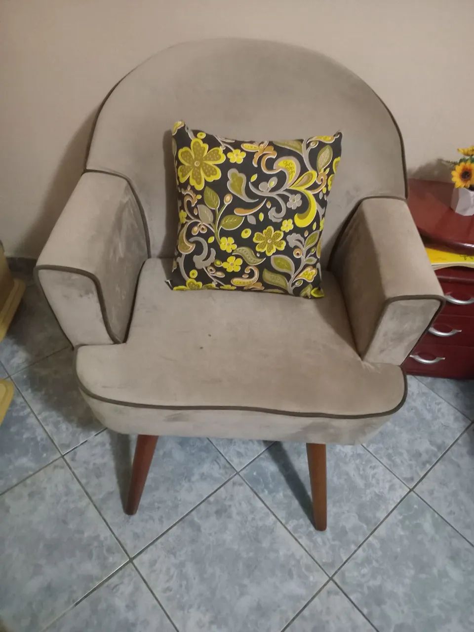Poltrona de 1lugar pe palito cor  beje  veludo  - Foto 2