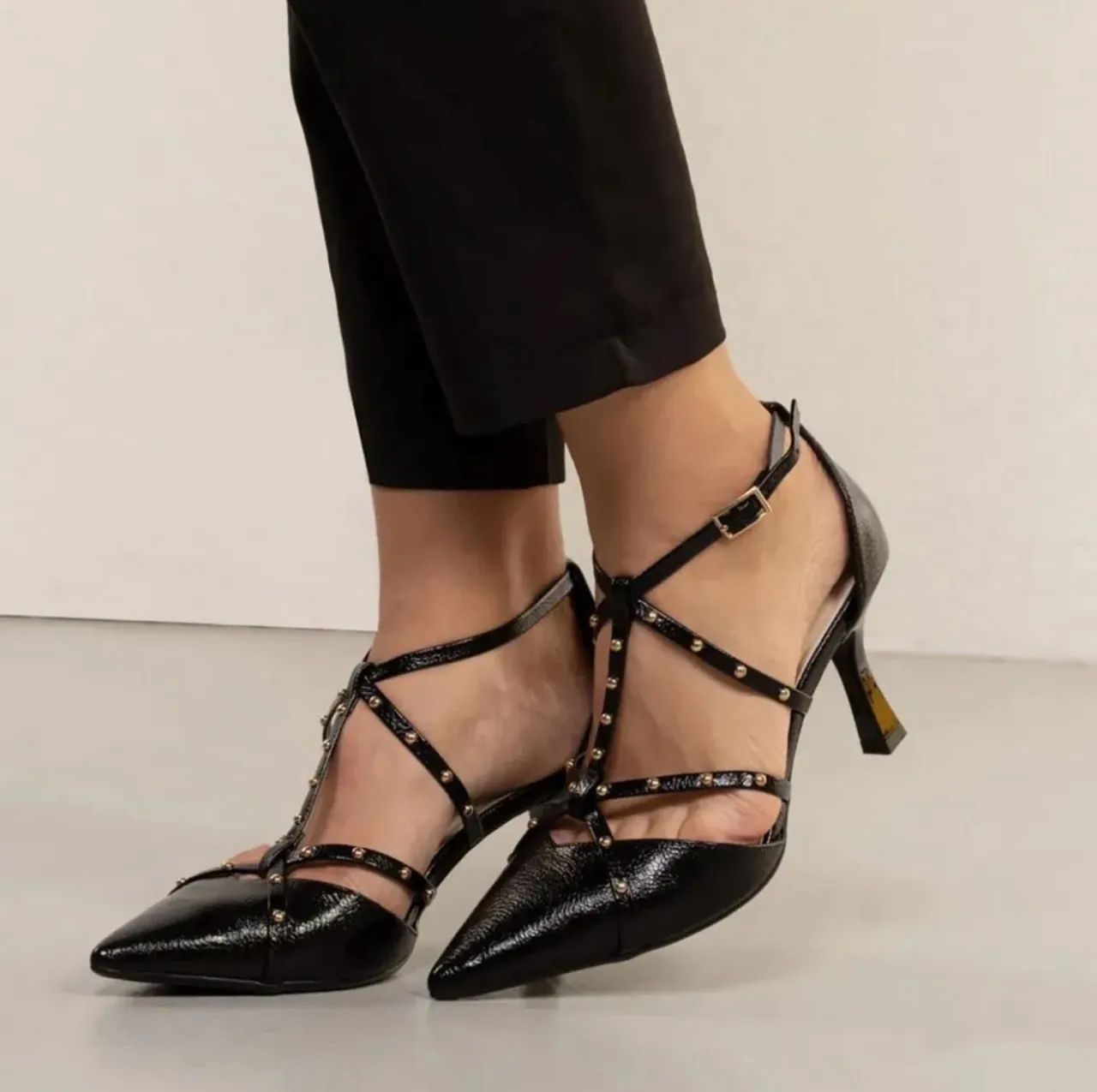 Scarpin preto verniz Constance 