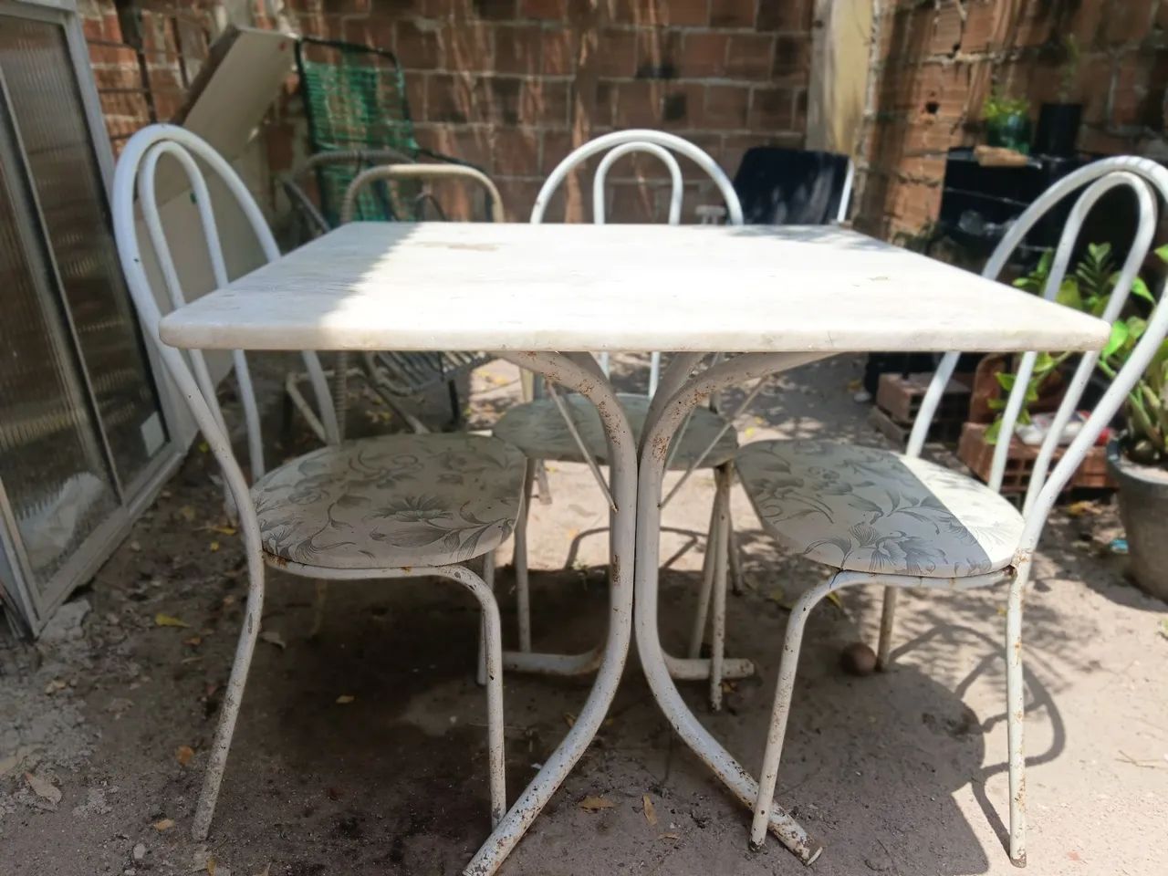 Mesa com 4 cadeiras