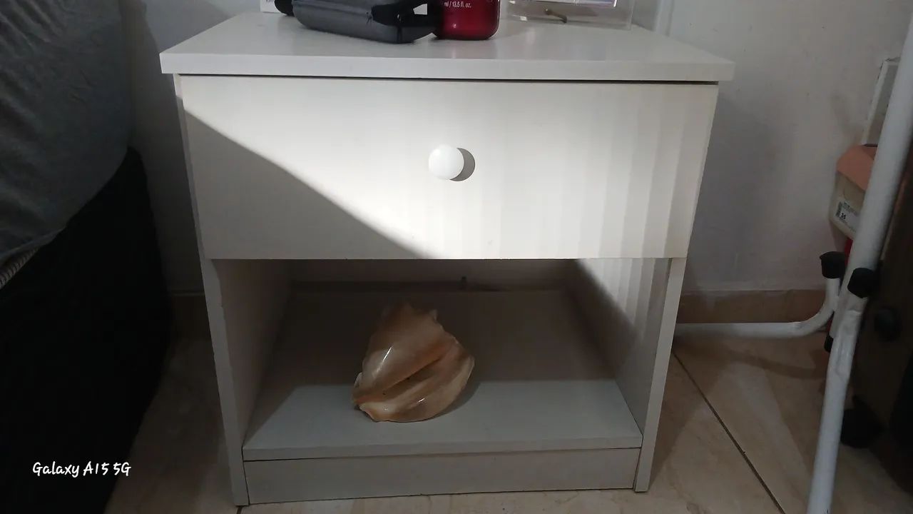 Vendo 2 mesinhas de cabeciera - Foto 2
