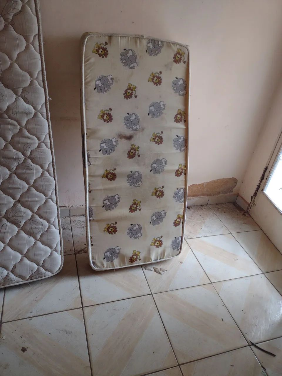Colchão solteiro e um de berco - Foto 2