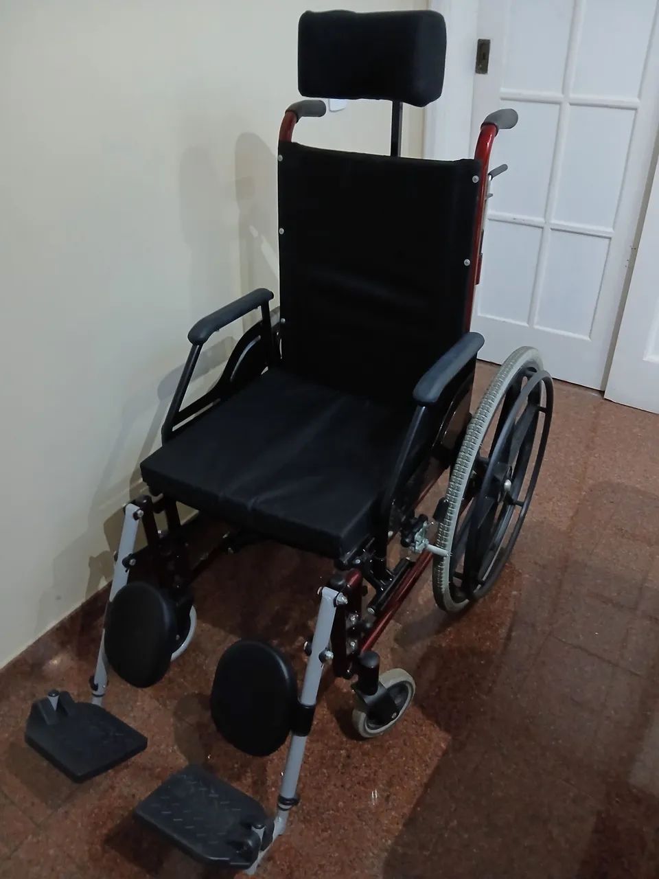 Cadeira de rodas semi nova 