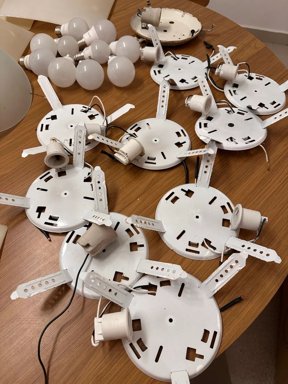 Lote de plafons/luminárias de teto com cúpulas e lâmpadas