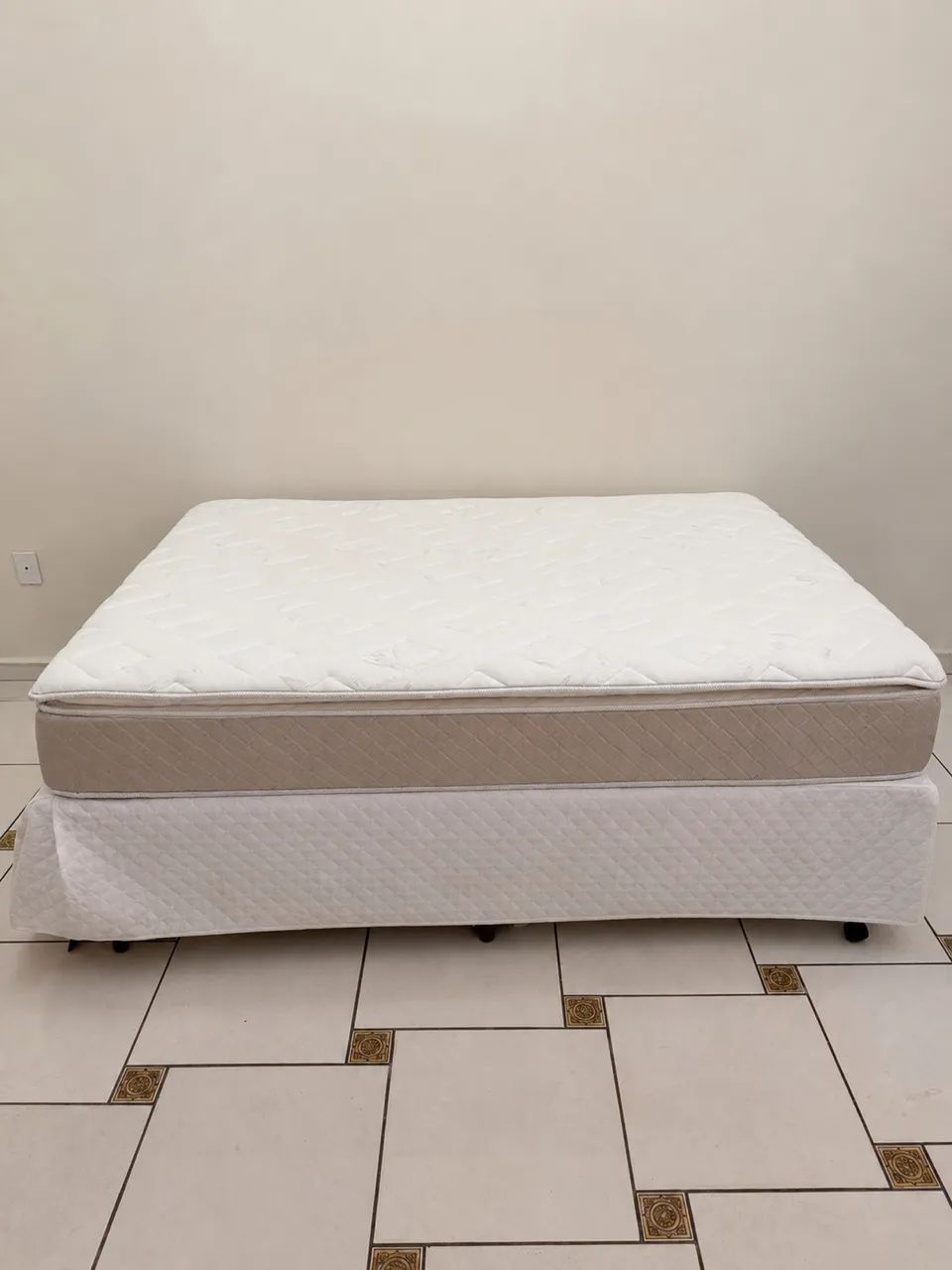 Cama box em perfeito estado 