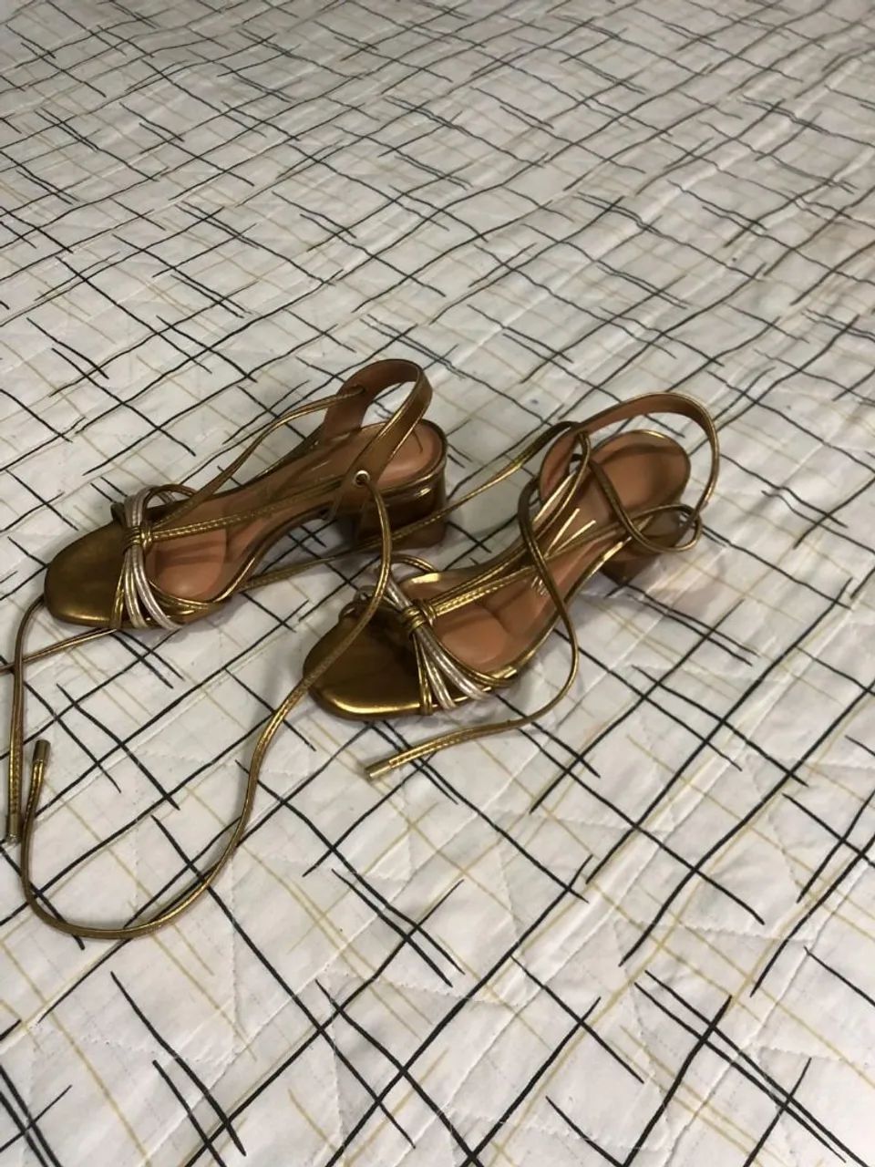 Sandalia Vizzano dourada em ótimo estado - Foto 2