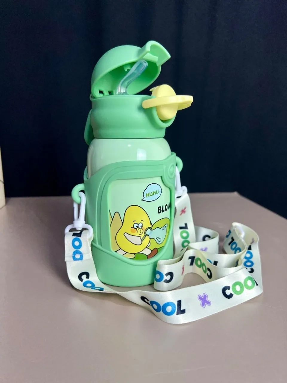 Garrafa infantil com alças de transporte