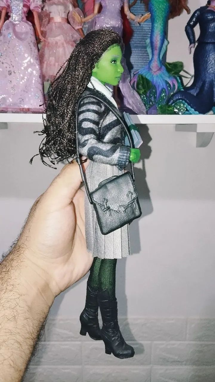 Boneca Elphaba shiz university Wicked completa  - Foto 2