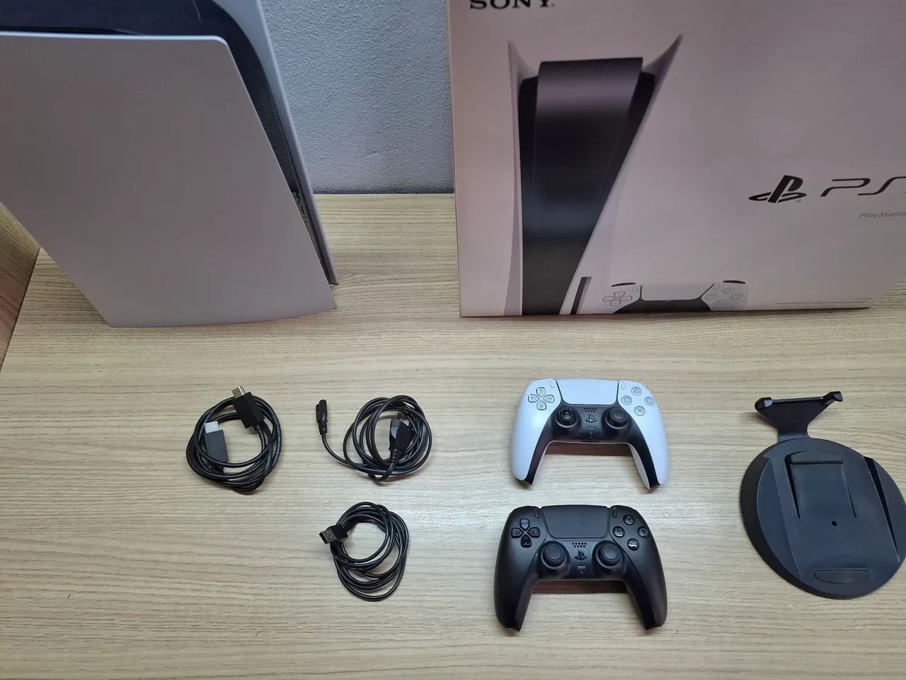 Playstation 5 normal com leitor + 2 controles.  - Foto 2