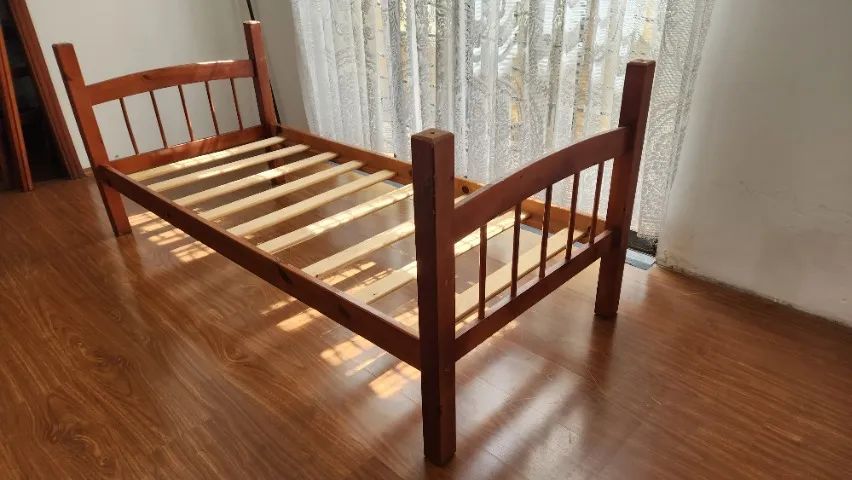 Cama de solteiro em madeira