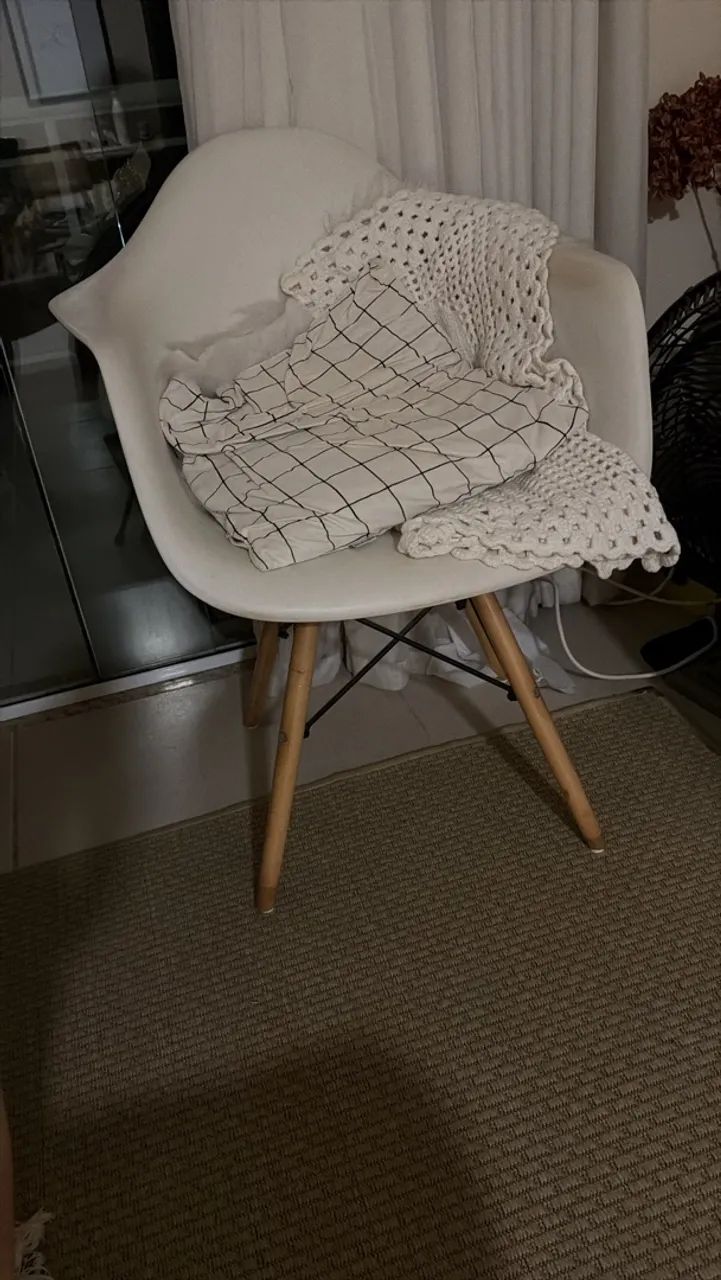 Cadeira modelo eames com braços pés palito