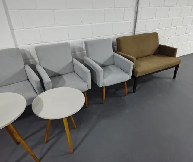 Poltronas e mesas de recepção