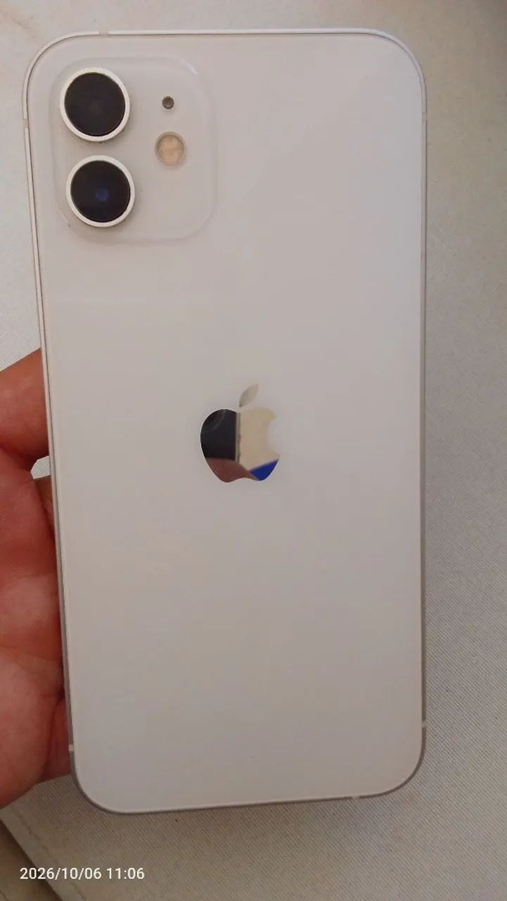 Vendo um iPhone 12 de 64 gb com caixa e documento todo original - Foto 5