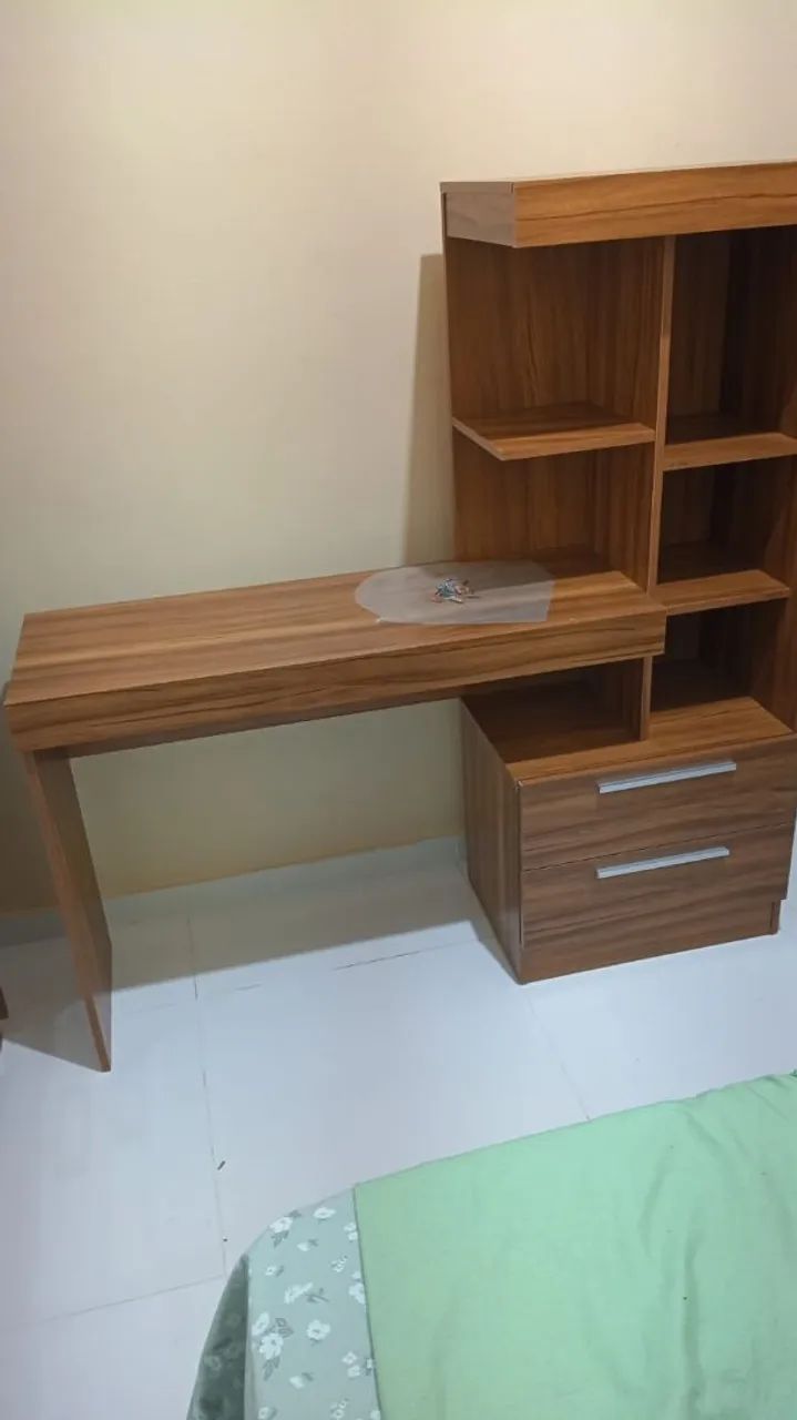 Escrivaninha com estante e 2 gavetas 