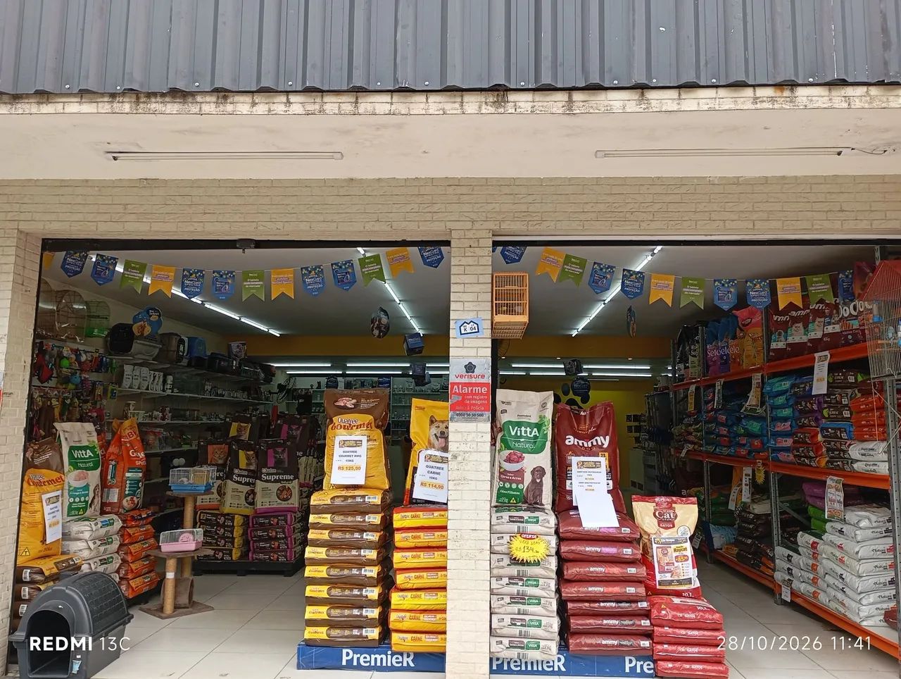 Vendo Casa de Ração completa 