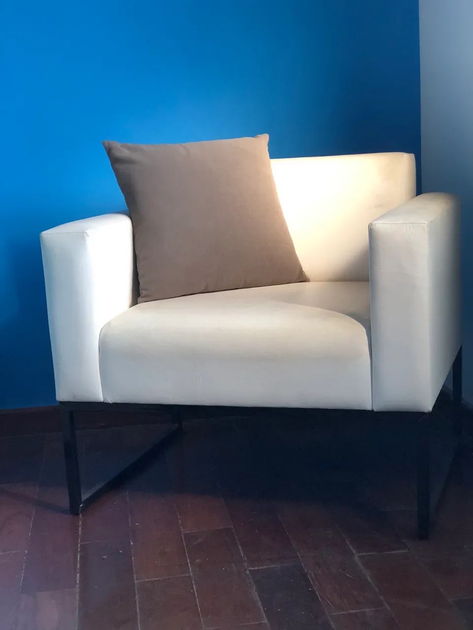 Poltrona em courino Bege, Seu Novo Cantinho do Sossego
