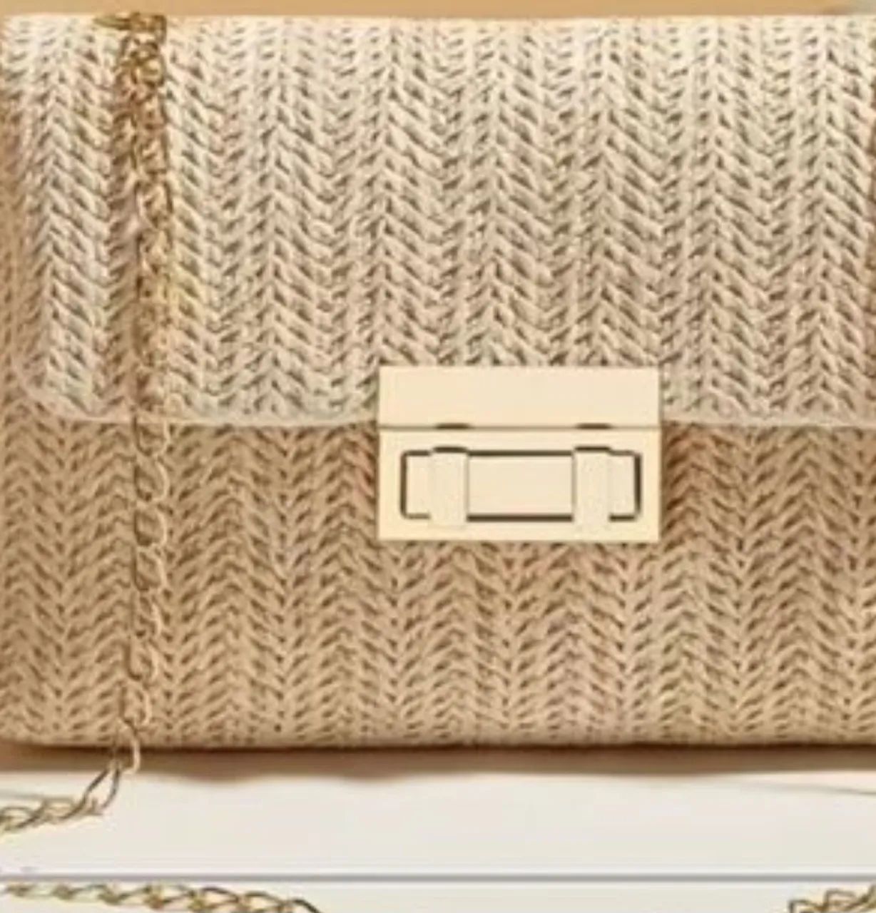 Bolsa nova de ráfia bege, com alça dourada - Foto 2