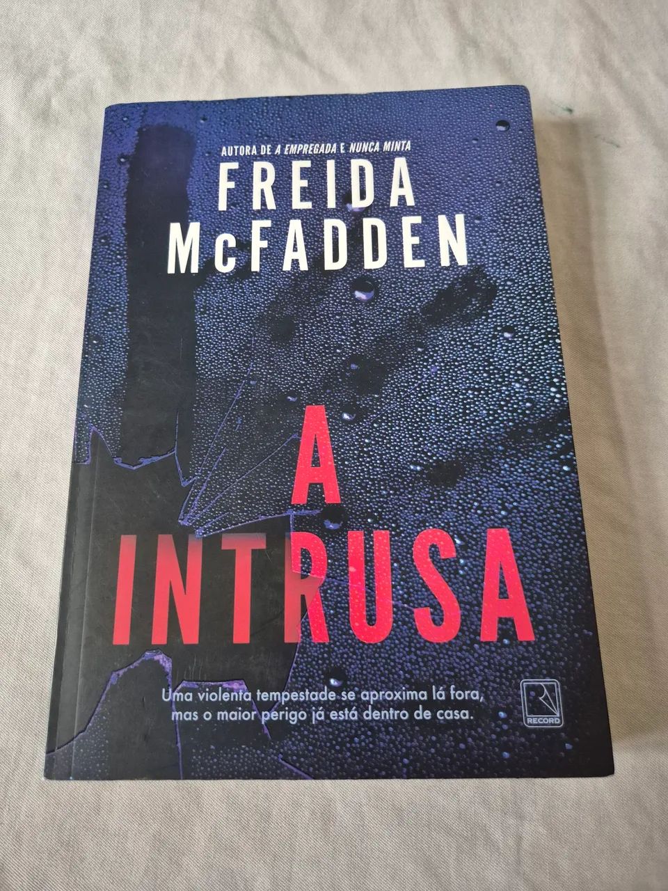Livro: A Intrusa