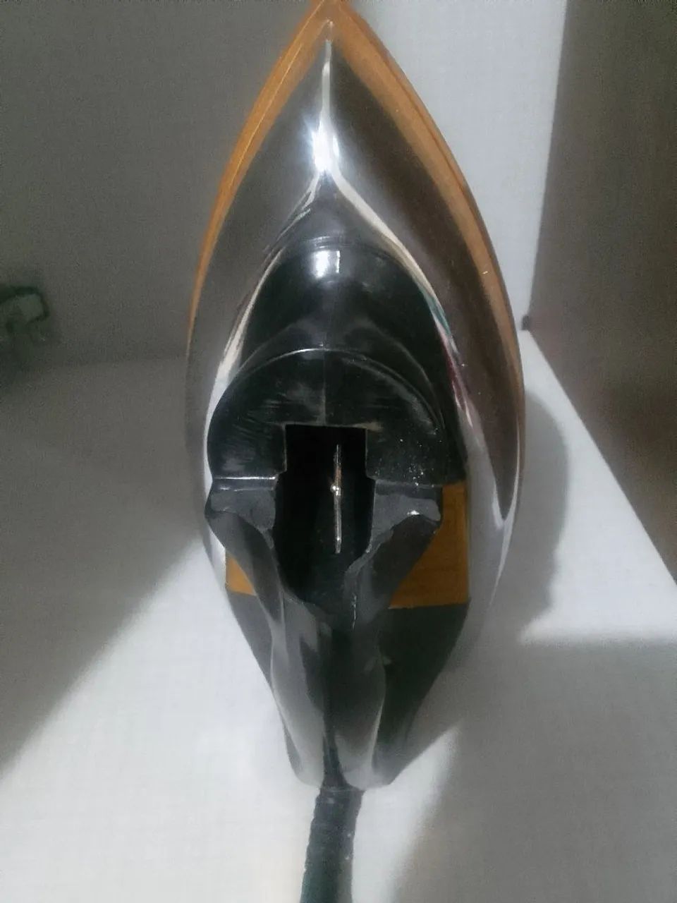 Ferro passar roupas 127 watts. 