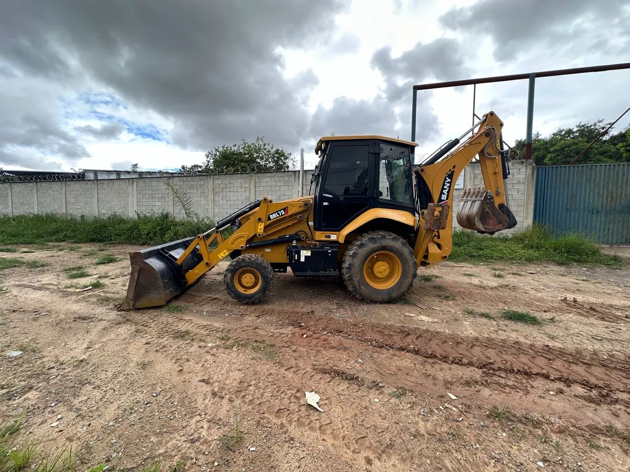 Retroescavadeira Sany BHL75 2024 4X4  - Foto 2