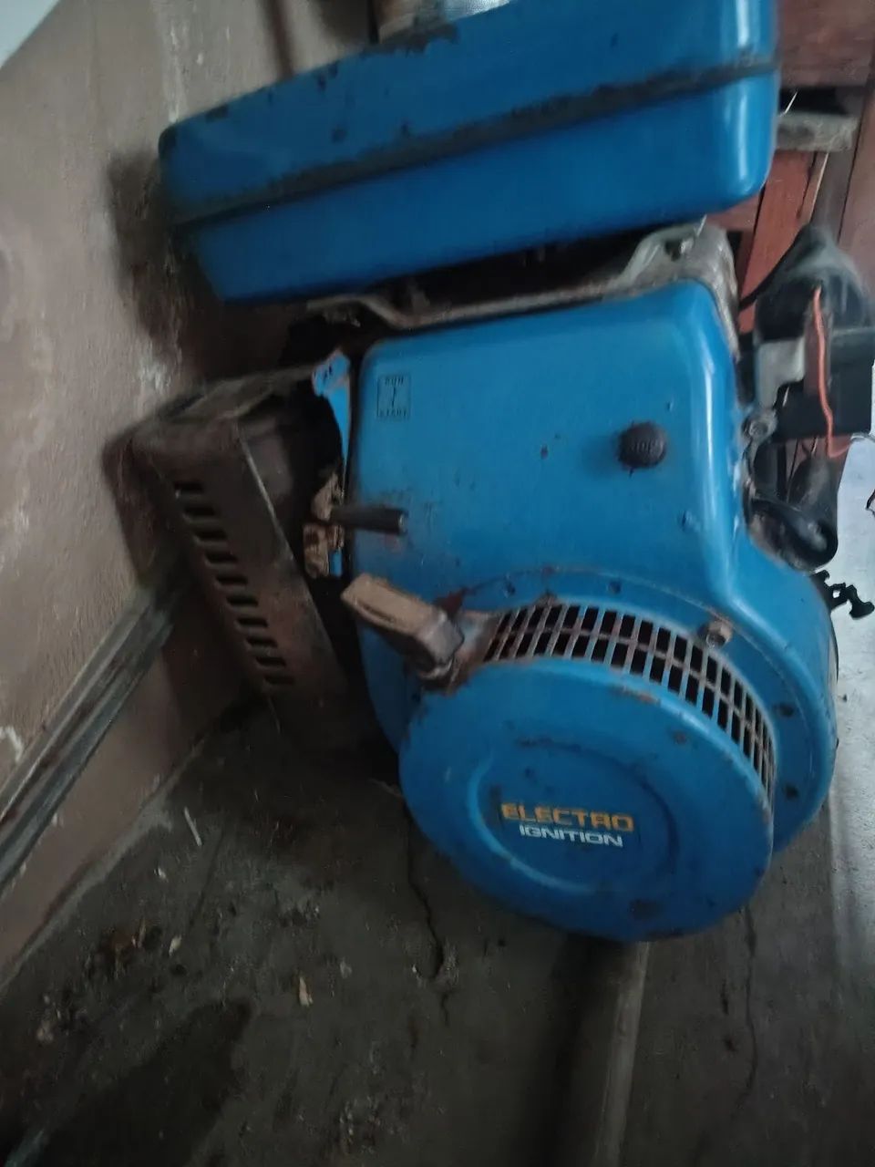 Vendo motor rabeta 10hp Yamaha e canoa 6 metros de alumínio faltando reparos. - Foto 2