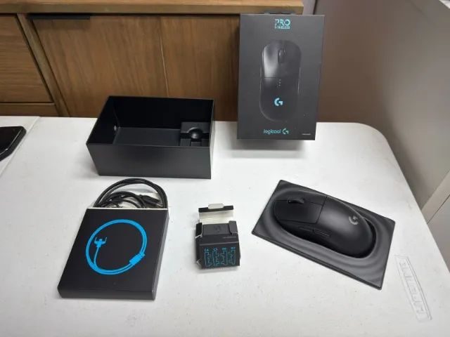 Mouse Logitech G Pro Wireless (comercializado como Logicool no Japão, conforme a caixa).