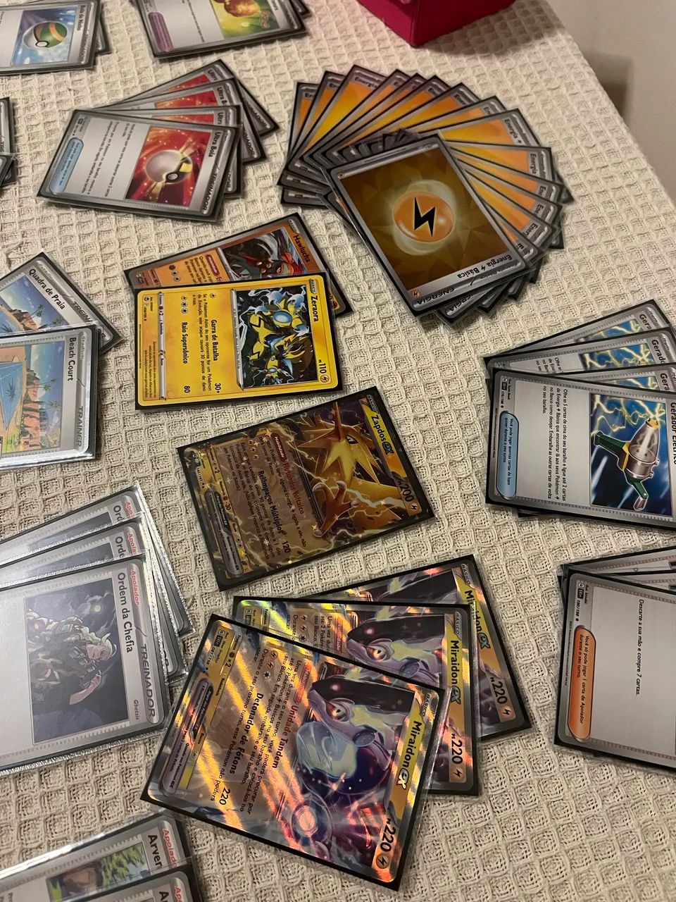 Deck Pokémon TCG Zapdos e Miraidon EX + Deckbox Central + Inner e Outer Sleeves - Foto 5