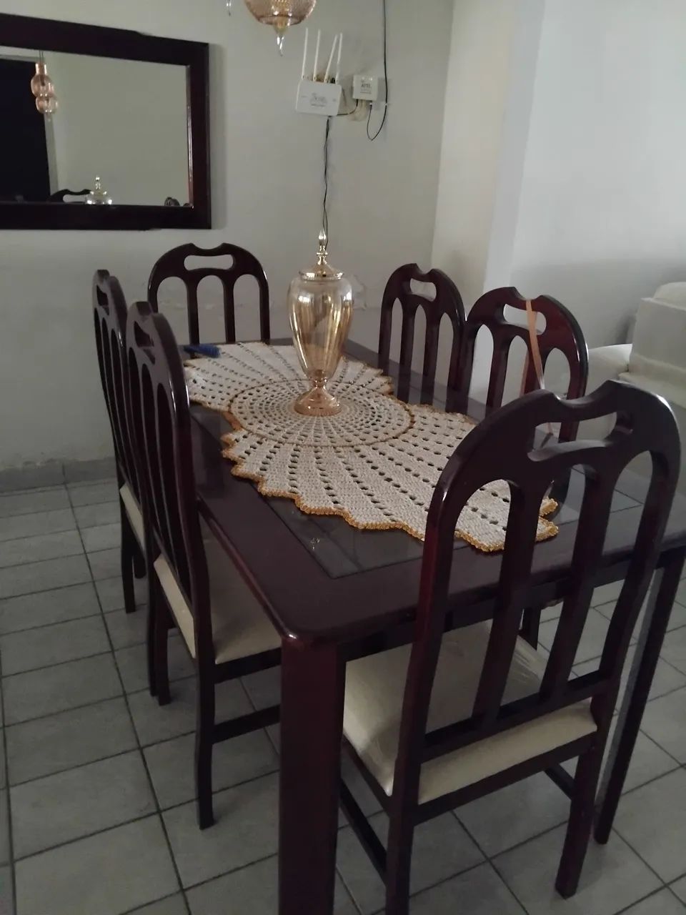 Mesa. E espelho e um sofá 