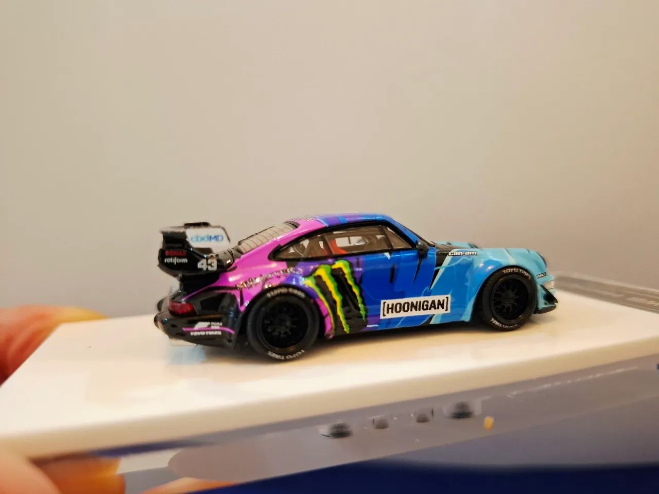 Miniatura Porsche RWB Hoonigan 1:64 - Foto 3
