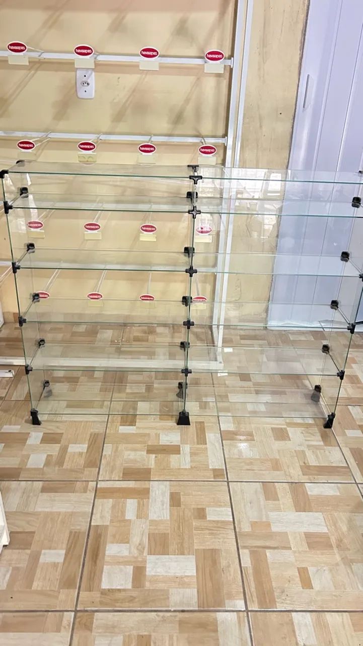 Dois balcão de vidro
