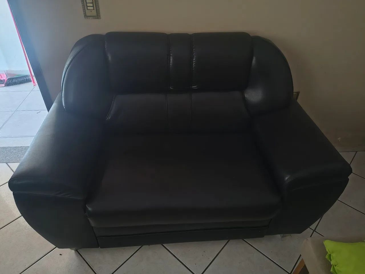 Sofá em Couro Preto  - Confortável e Conservado - Foto 2