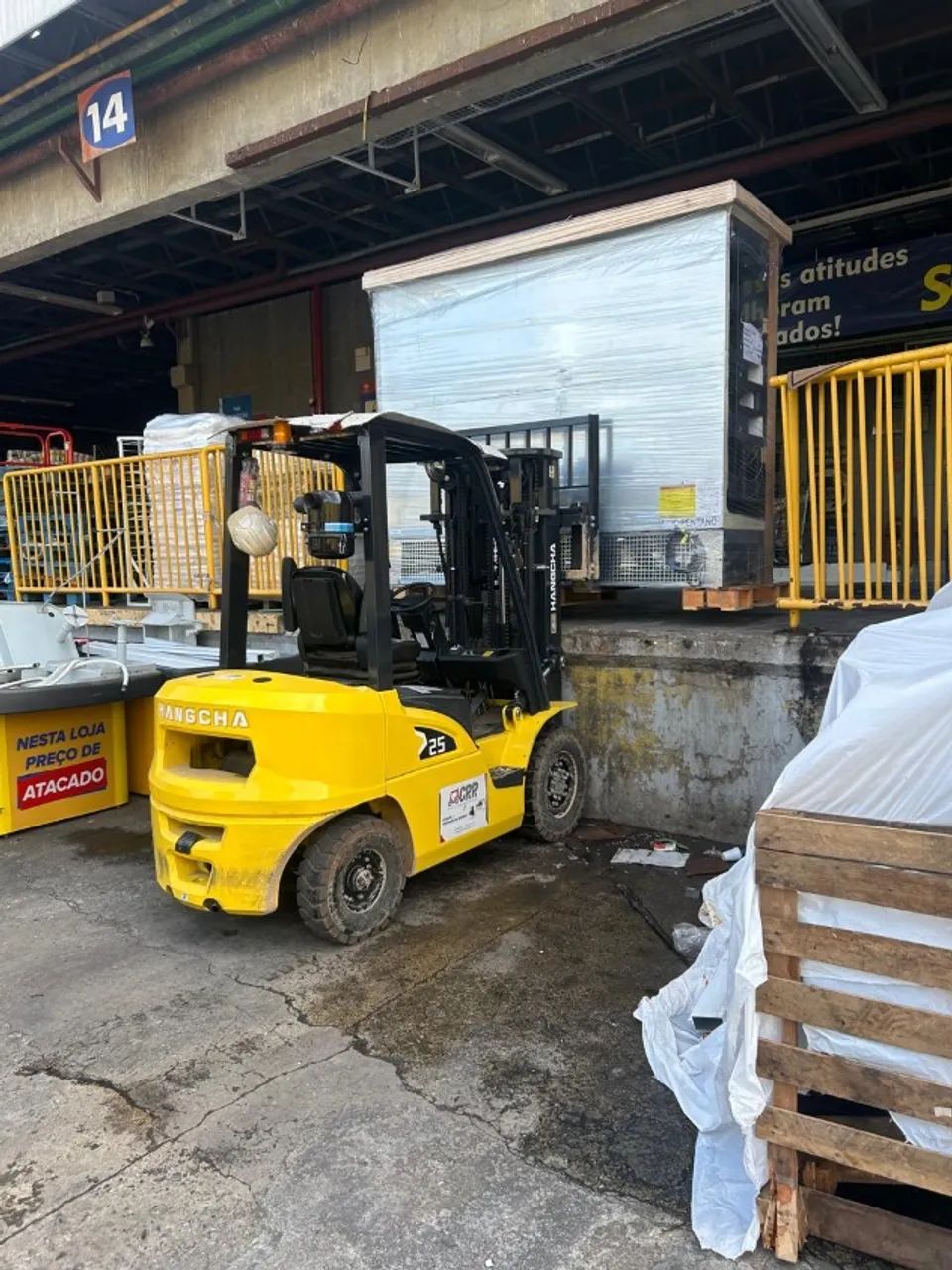 Carga e descarga de caminhões com empilhadeira e paleteira manual - Foto 2