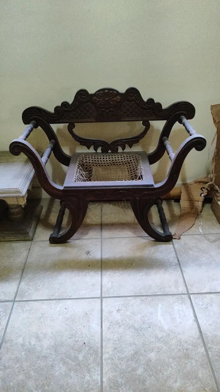 Cadeira antiga de madeira.