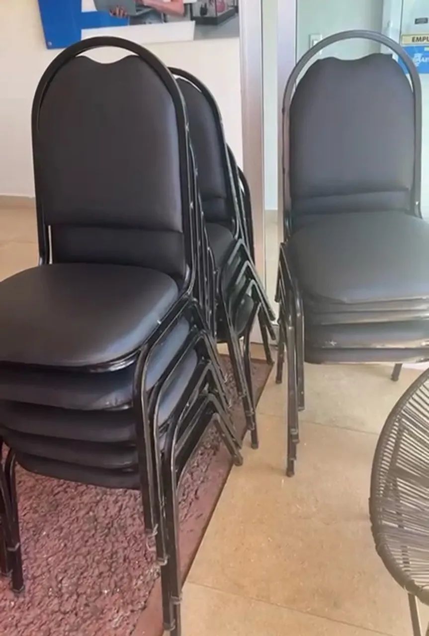Cadeira com assento e encosto estofado