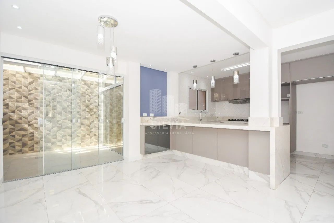 Excelente Sobrado Triplex com 3 Quartos em Condomínio Fechado!