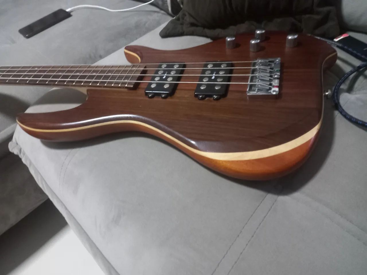 Contrabaixo 4 cordas ativo Eagle 