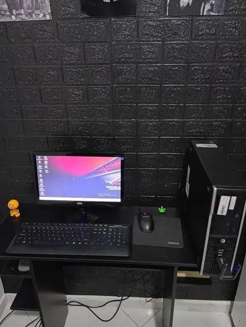Mais de 25 computador disponível 