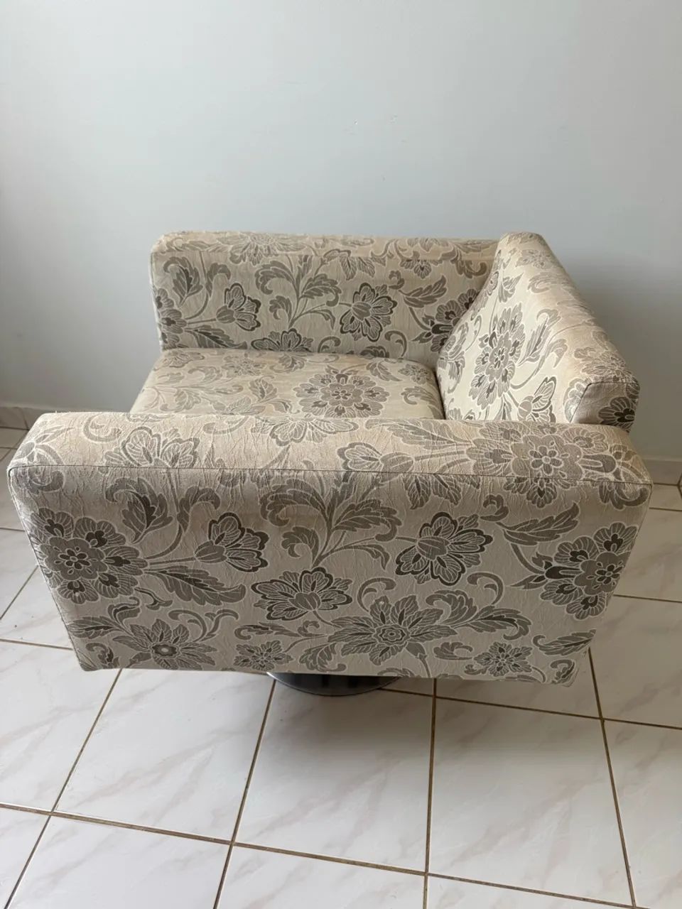 Poltrona estofada clássica  - Foto 2