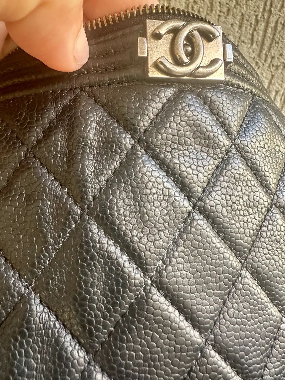 Clutch Chanel Boy O-Case grande em couro caviar acolchoado preto. - Foto 5