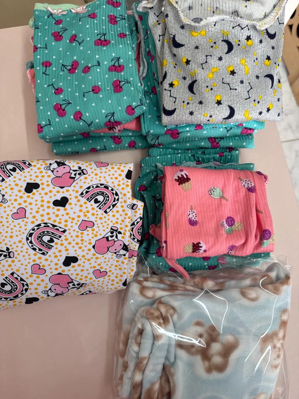 Lote de pijaminhas com defeito de fábrica  - Foto 4