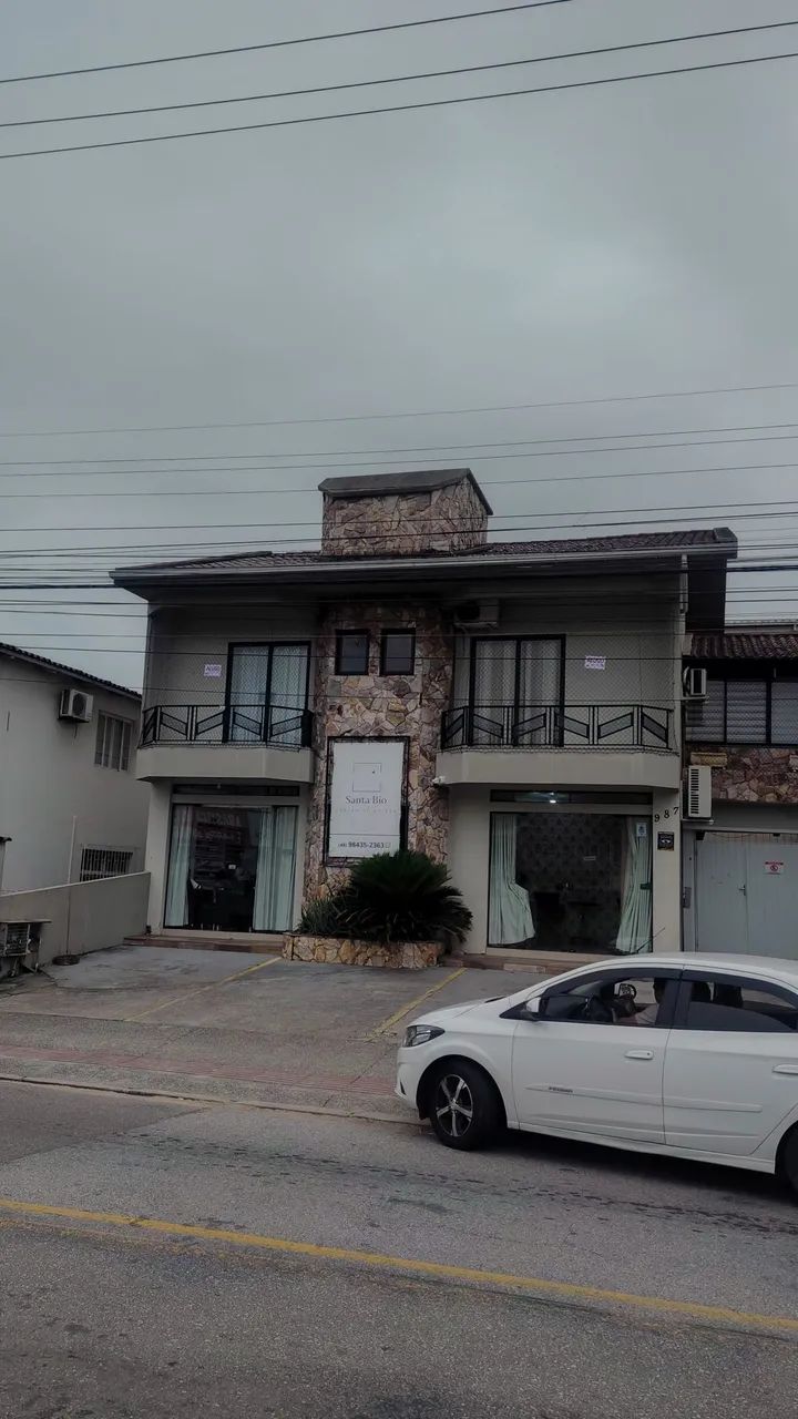 Alugo casa bem localizada