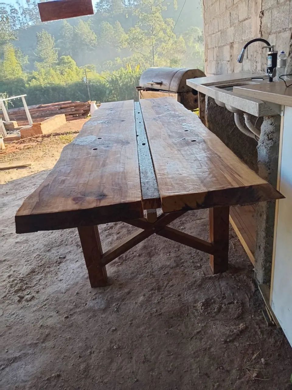 Mesa rústica, com borda orgânica de madeira maciça pré finalizada