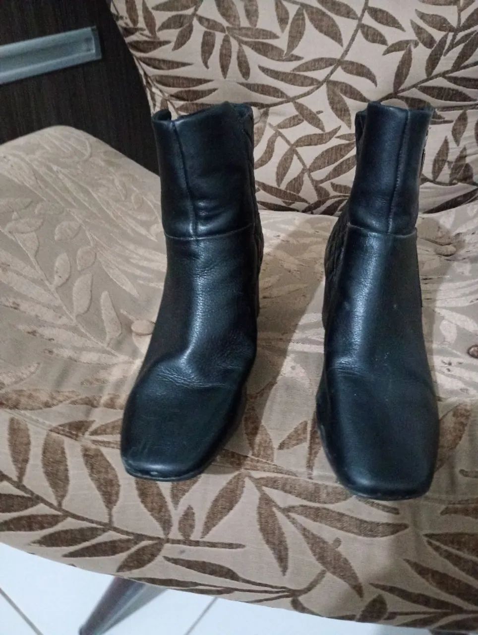 Bota em corino n35 semi nova. - Foto 4